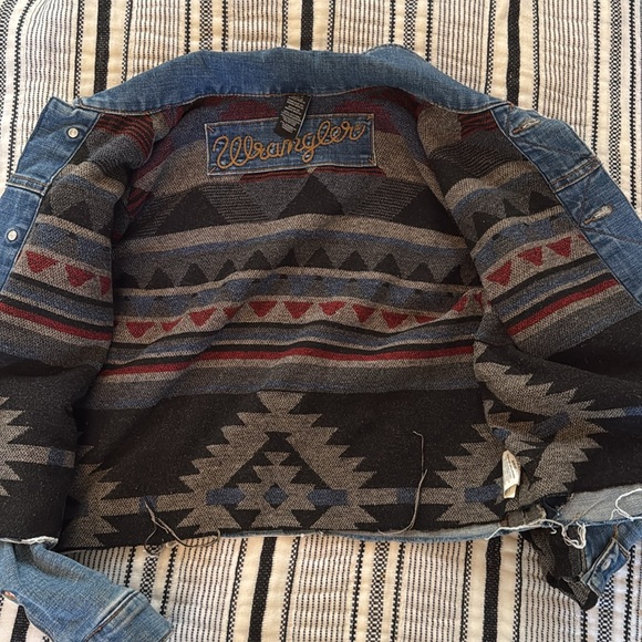 Levi’s denim jacket with southwestern lining - Picture 2 of 6